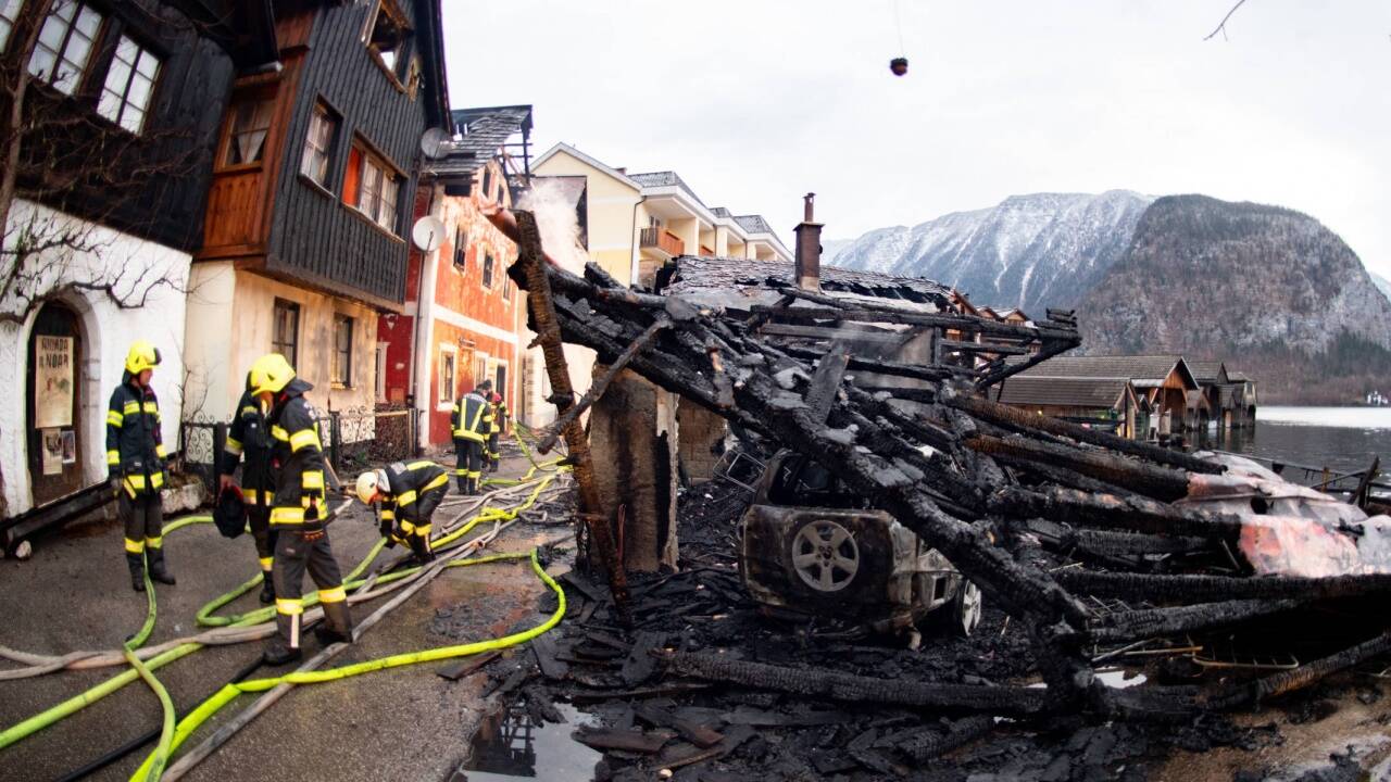 In einer der in Hallstatt ausgebrannten Hütten war ein Fahrzeug untergestellt (vorne im Bild). In einer der in Hallstatt ausgebrannten Hütten war ein Fahrzeug untergestellt (vorne im Bild).