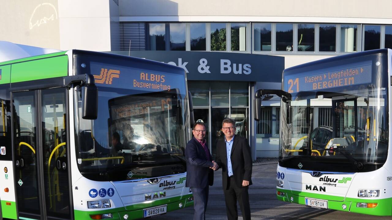 Bei der Übergabe der Busse: Hermann Häckl (links) sowie Christof Mitterndorfer, Betriebsleiter MAN Eugendorf. Bei der Übergabe der Busse: Hermann Häckl (links) sowie Christof Mitterndorfer, Betriebsleiter MAN Eugendorf.
