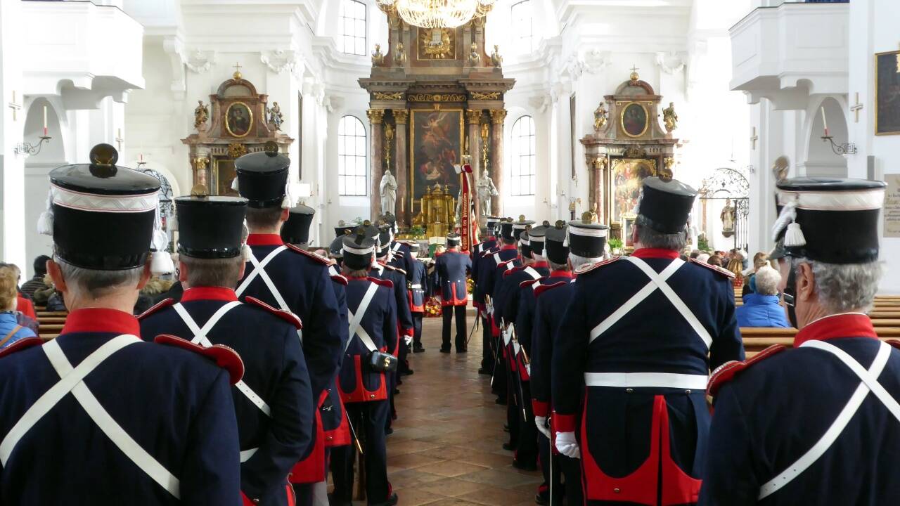 Die Halleiner Bürgergarde erweist Franz Xaver Gruber die Ehre. Die Halleiner Bürgergarde erweist Franz Xaver Gruber die Ehre.