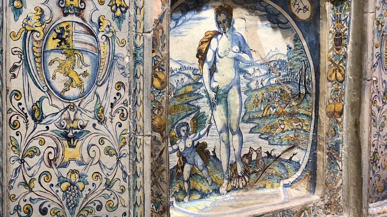Die Liebesgöttin Venus und ihr kleiner Bote Amor.  