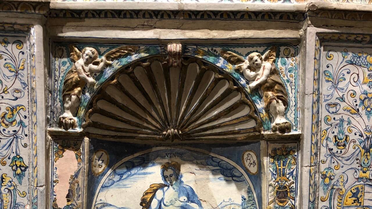 In Nischen mit Muschelabschluss kommen die großen Bildkacheln besonders gut zur Geltung.  