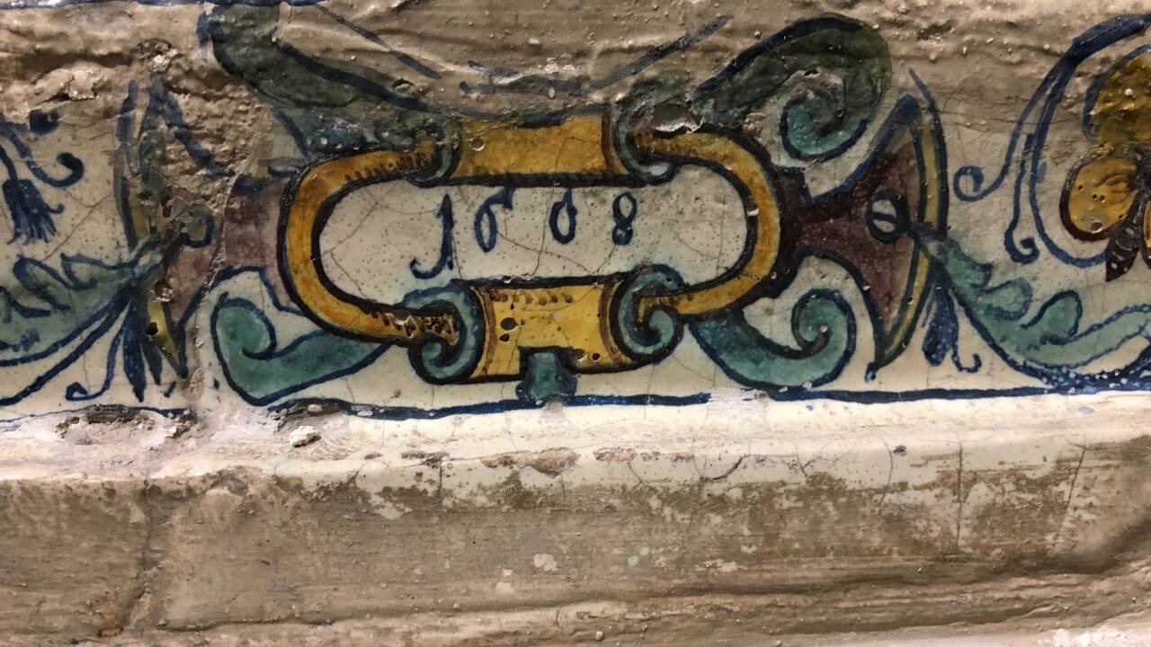 Die Jahreszahl 1608 steht mehrmals auf dem Ofen.  