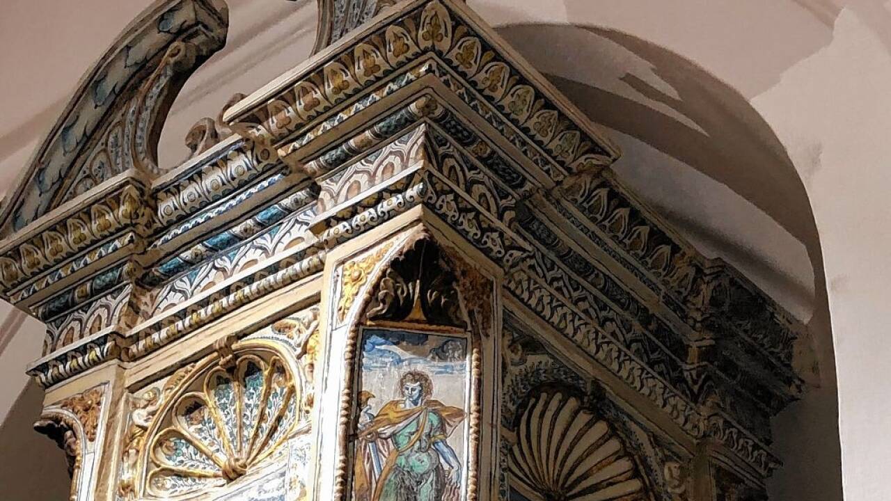 Ein gesprengter Giebel ziert den Kachelofen.  