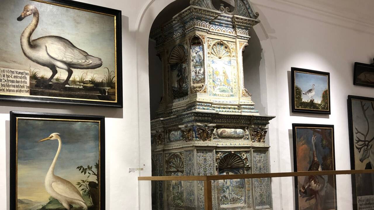 Der Kachelofen steht im ehemaligen Speisezimmer im ersten Stock von Hellbrunn.  