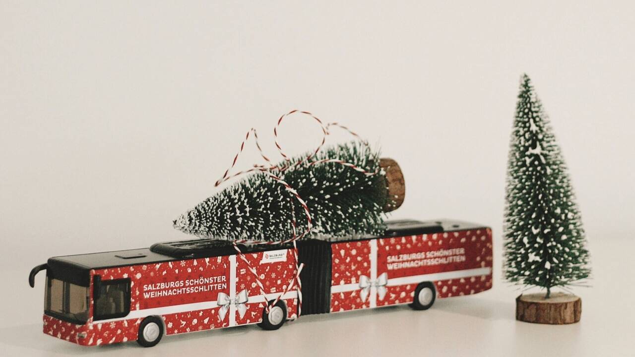 Christbaum gilt als Fahrschein: Die Salzburg AG hat die Aktion 2015 gestartet – für den Obus. Jetzt weiten Land und SVV die Aktion auf das ganzen Land aus.  