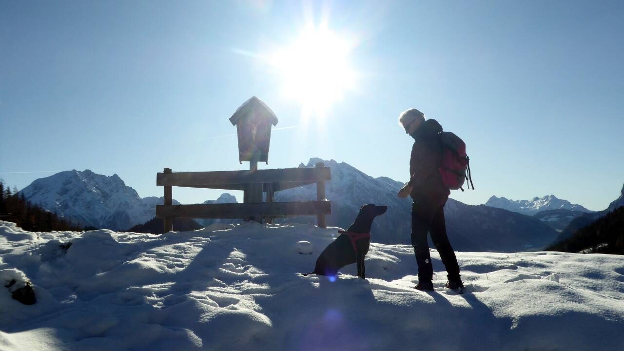 Das Andachtskreuz auf der Mordaualm vor dem Hochkalter. HEUGL Das Andachtskreuz auf der Mordaualm vor dem Hochkalter. HEUGL