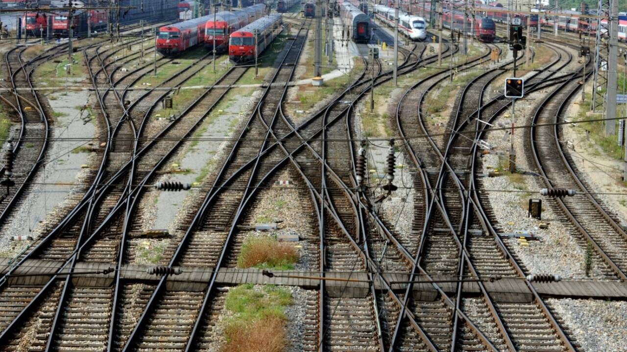 Steuergeld für die Bahn geht verschlungene Wege . Steuergeld für die Bahn geht verschlungene Wege .