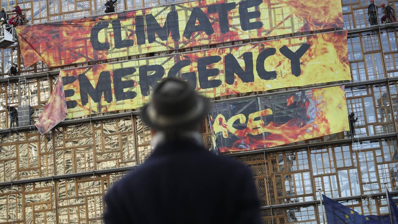 Aktivisten von Greenpeace gelang es vor Beginn des Klima-Gipfels, die Fassade des Tagungsgebäudes emporzuklettern.  
