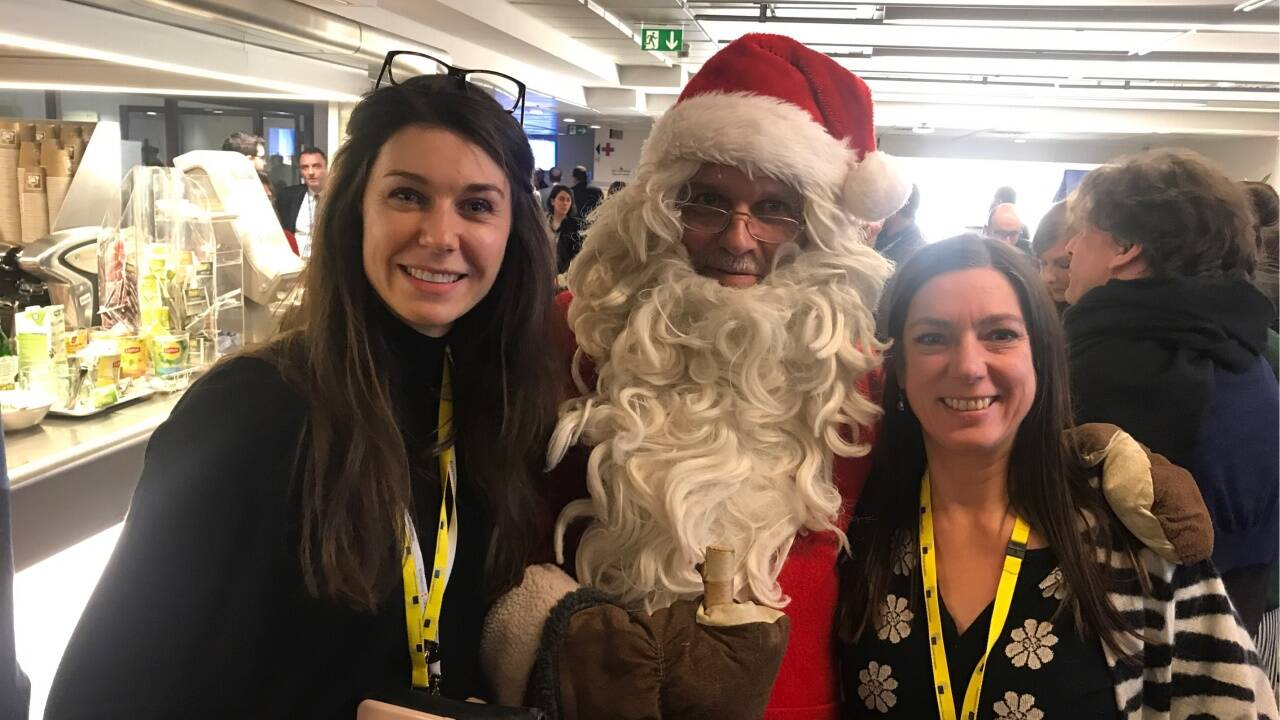 Der Weihnachtsmann brachte gute Laune in das Ratsgebäude, hier mit Raffaela Schaidreither (ORF, li.) und Sylvia Wörgetter (SN). 