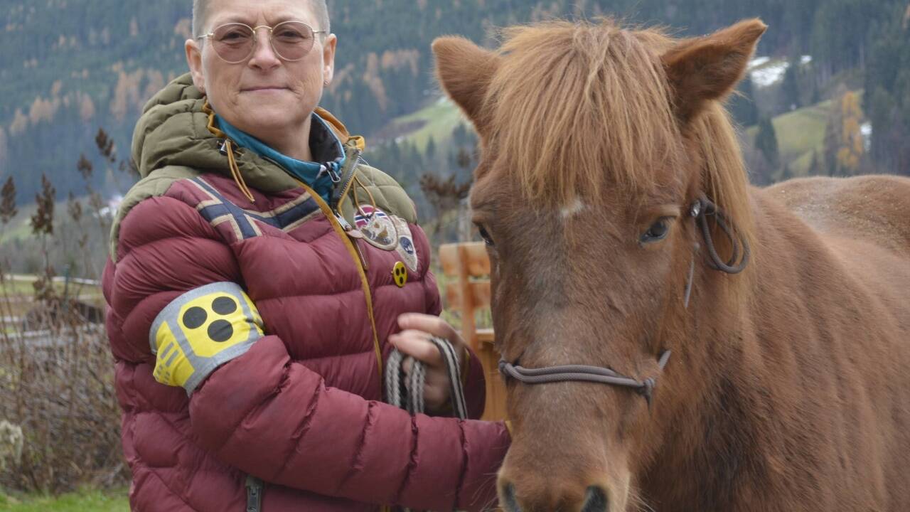 Die ehemalige Spitzensportlerin arbeitet wegen der Augenerkrankung jetzt als Reit- statt als Skilehrerin.  Die ehemalige Spitzensportlerin arbeitet wegen der Augenerkrankung jetzt als Reit- statt als Skilehrerin.