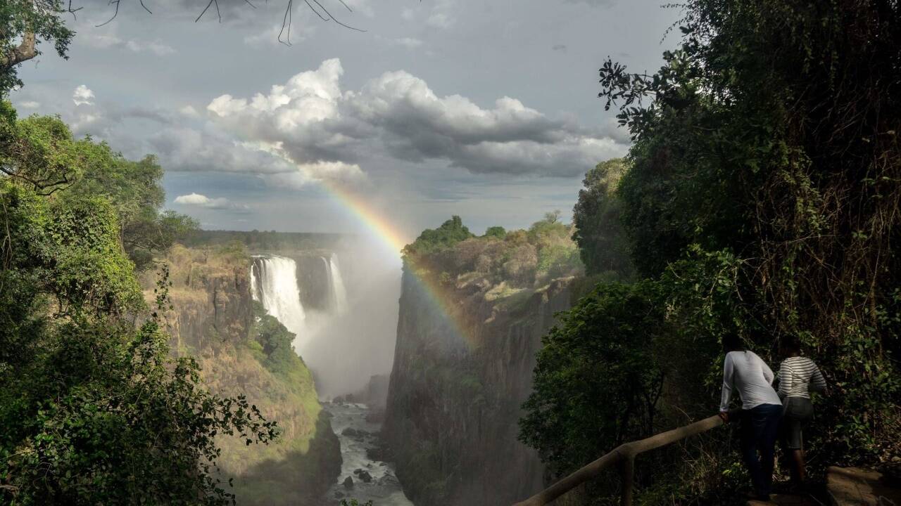 10. Dezember 2019: Ein Regenbogen über den Victoriafällen. In der Trockenzeit führen die Fälle weniger Wasser als sonst. 