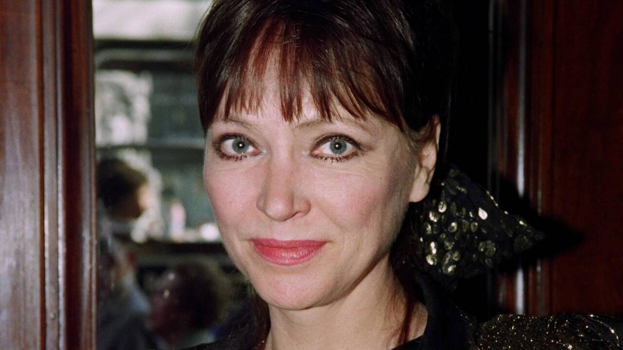 Anna Karina im Café de la Paix in Paris im Jahr 1991.  