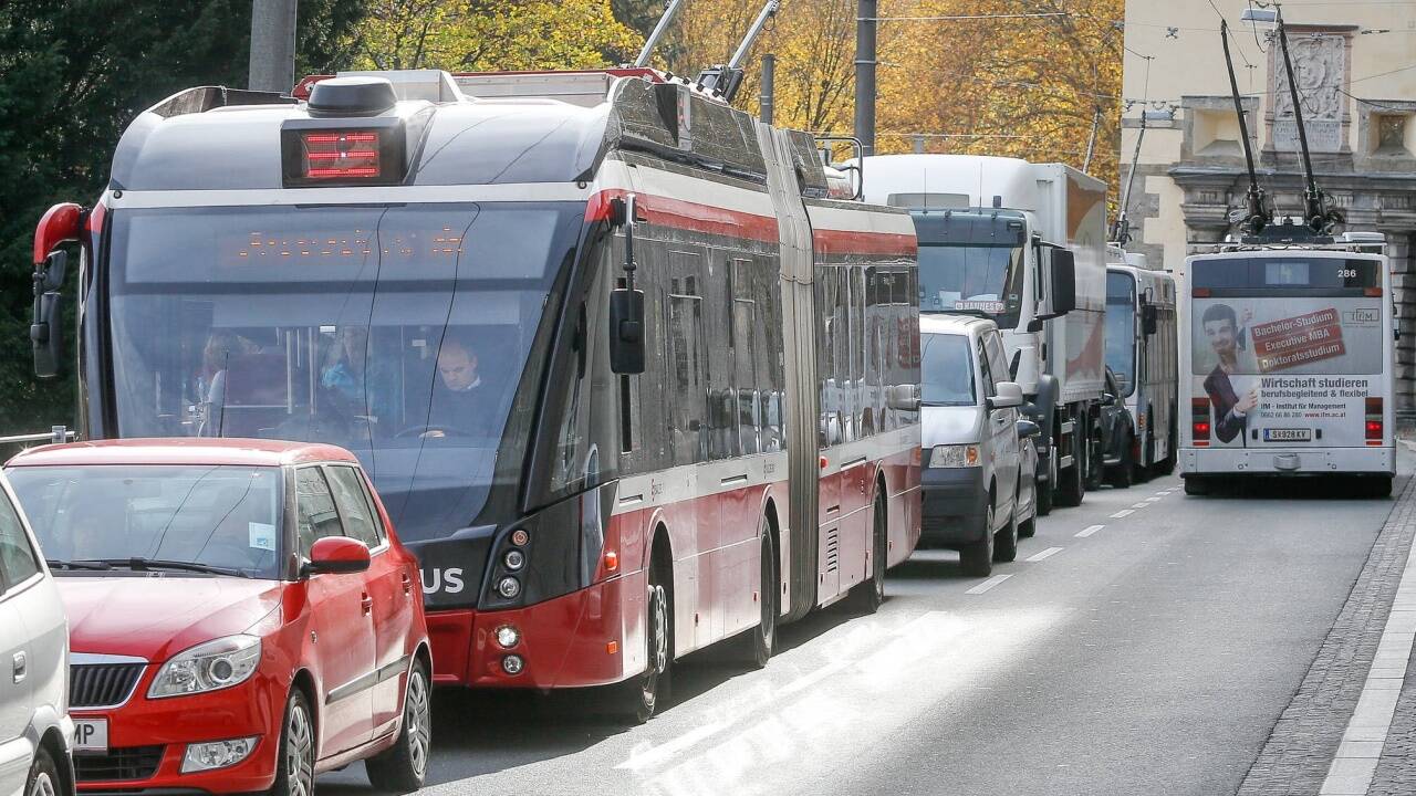 Damit der Umstieg vom Auto auf die Öffis gelingt, helfen viele Gemeinden rund um die Stadt Salzburg finanziell nach. Damit der Umstieg vom Auto auf die Öffis gelingt, helfen viele Gemeinden rund um die Stadt Salzburg finanziell nach.