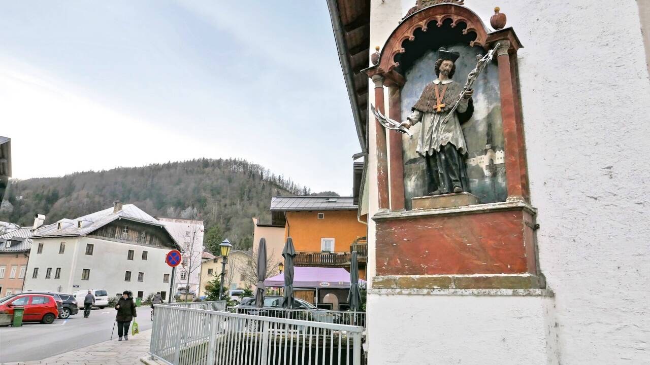 Bei der Brücke über den Kothbach in der Halleiner Altstadt (Raitenaustraße) wacht dieser Nepomuk, im Hintergrund der Florianiplatz.  