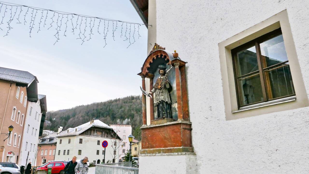 Bei der Brücke über den Kothbach in der Halleiner Altstadt (Raitenaustraße) wacht dieser Nepomuk, im Hintergrund der Florianiplatz.  