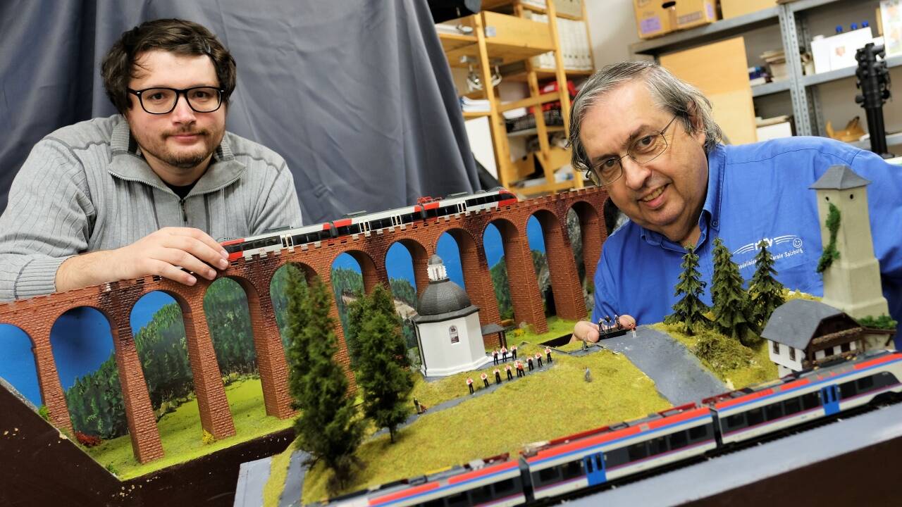 Vereinsobmann Richard Fuchs (l.) hat die Stille-Nacht-Kapelle nachgebaut. Bild: ANNA BOSCHNER 