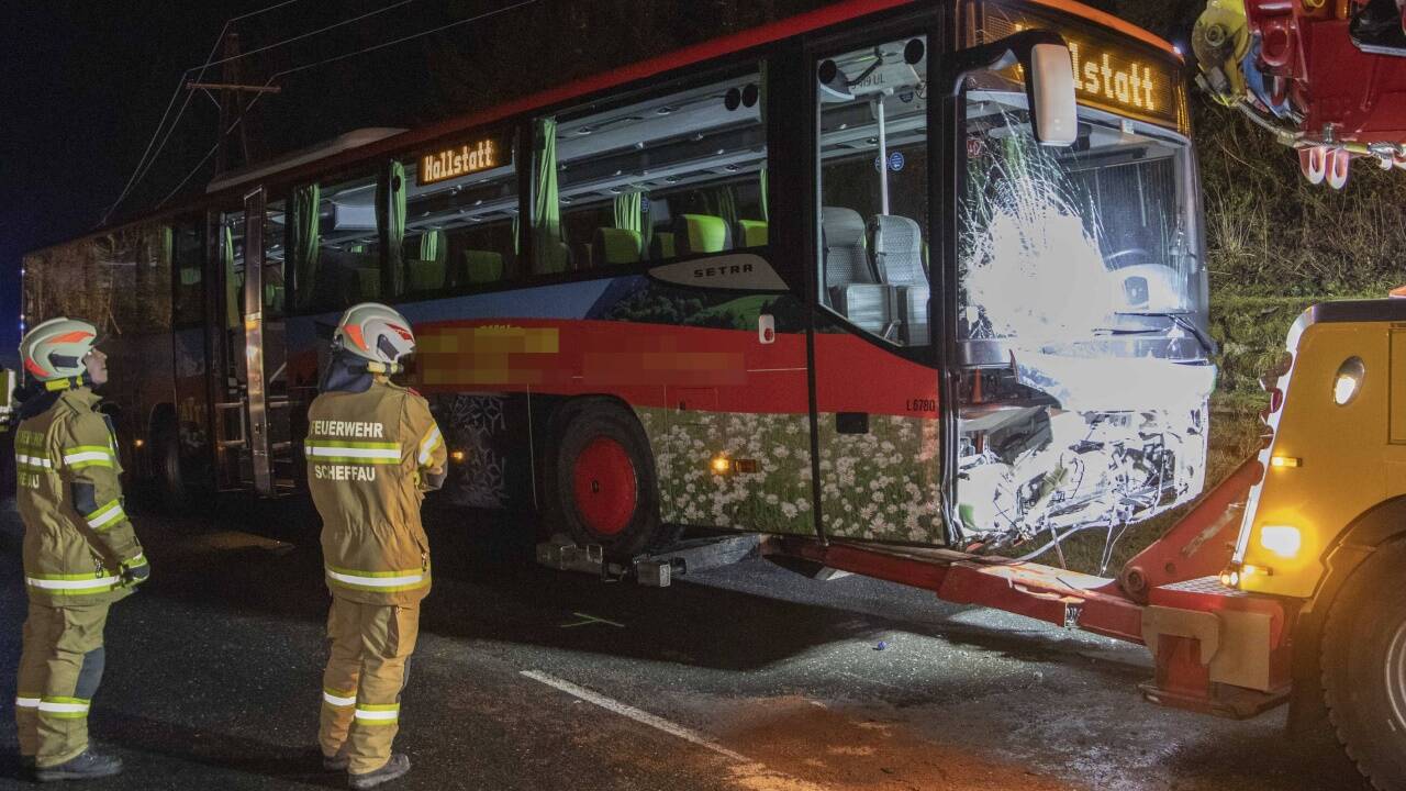 Der Bus war mit 60 Ausflugstouristen besetzt, die sich von Hallstatt auf dem Rückweg nach Salzburg befanden. 