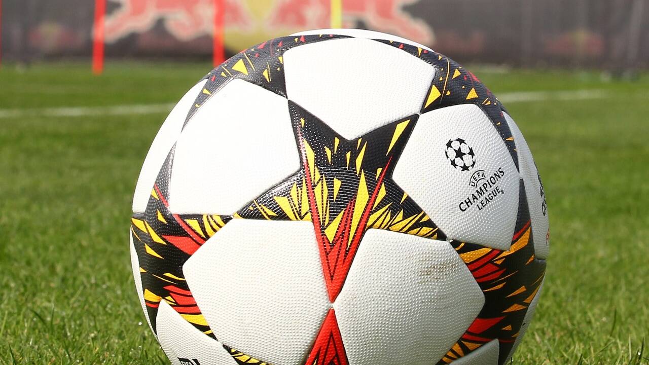 Der Champions-League-Ball rollt bald wohl auch auf Servus TV. Der Champions-League-Ball rollt bald wohl auch auf Servus TV.