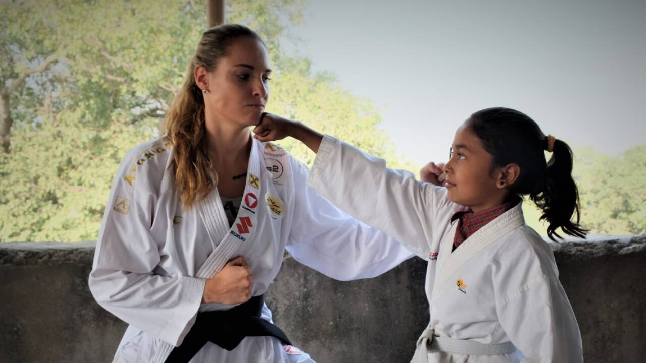 Ex-Karate-Weltmeisterin Alisa Buchinger unterstützt junge Mädchen in Indien.  