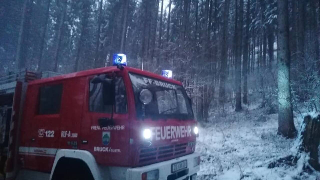 Ein Kleinflugzeug stürzte in Bruck an der Glocknerstraße ab. Am Sonntag barg die Feuerwehr das Unfallwrack. 