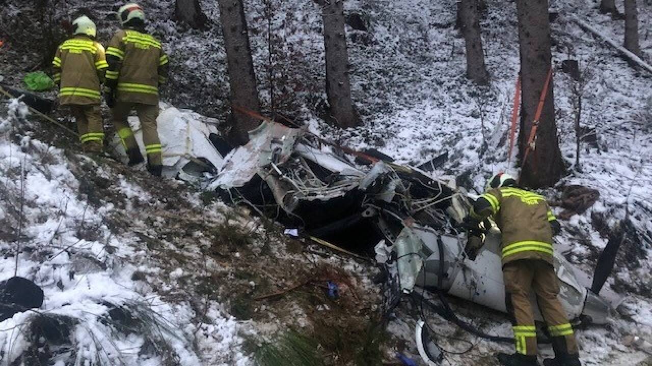 Ein Kleinflugzeug stürzte in Bruck an der Glocknerstraße ab. Am Sonntag barg die Feuerwehr das Unfallwrack. 