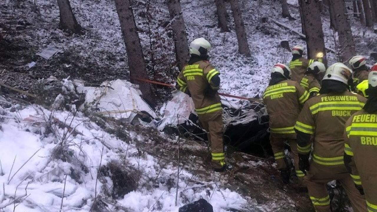 Ein Kleinflugzeug stürzte in Bruck an der Glocknerstraße ab. Am Sonntag barg die Feuerwehr das Unfallwrack. 