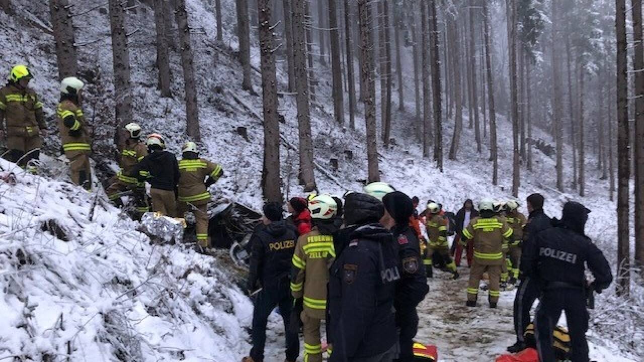 Ein Kleinflugzeug stürzte in Bruck an der Glocknerstraße ab. Am Sonntag barg die Feuerwehr das Unfallwrack. 