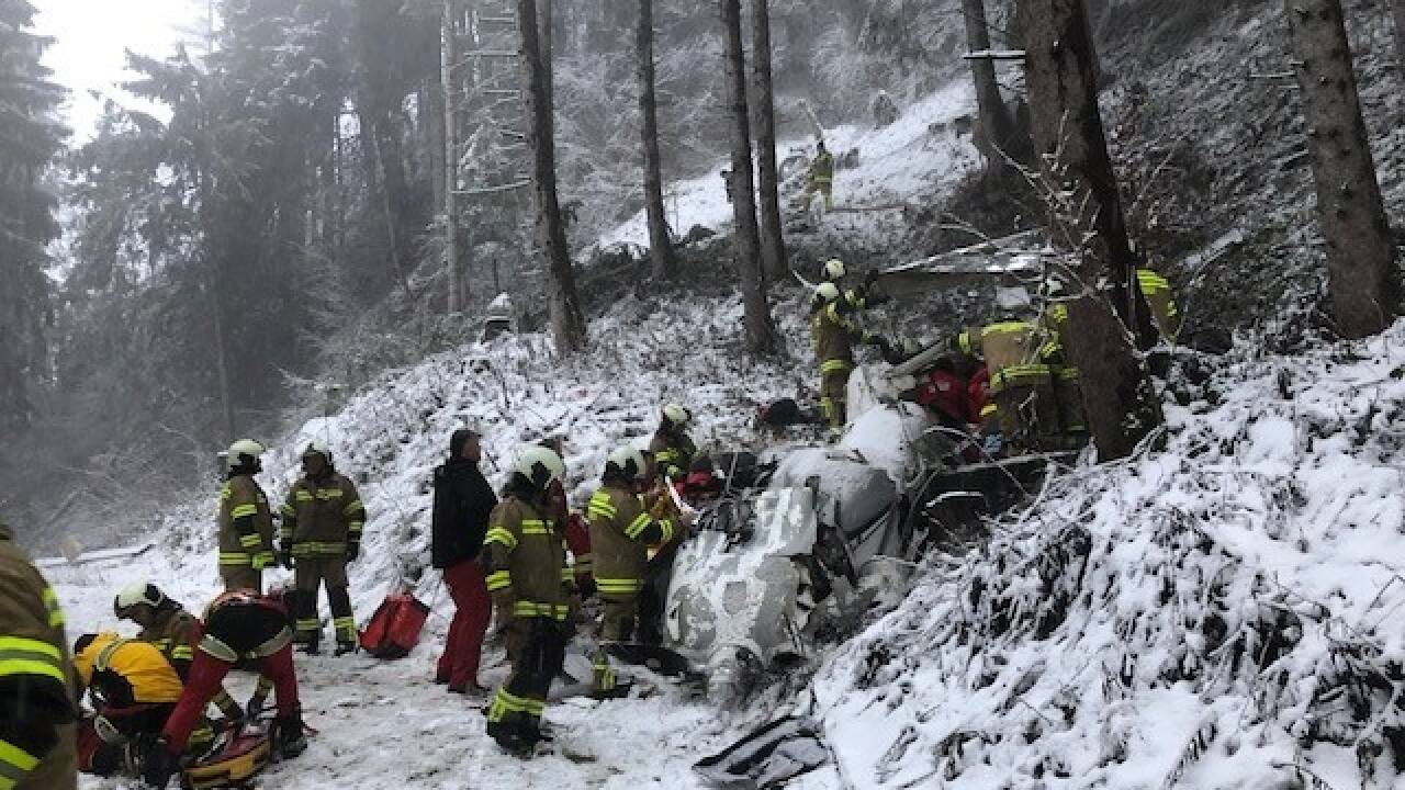 Ein Kleinflugzeug stürzte in Bruck an der Glocknerstraße ab. Am Sonntag barg die Feuerwehr das Unfallwrack. 