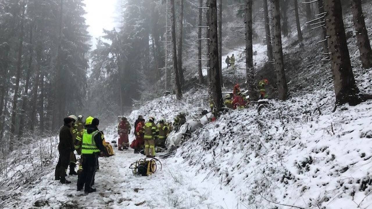 Ein Kleinflugzeug stürzte in Bruck an der Glocknerstraße ab. Am Sonntag barg die Feuerwehr das Unfallwrack. 