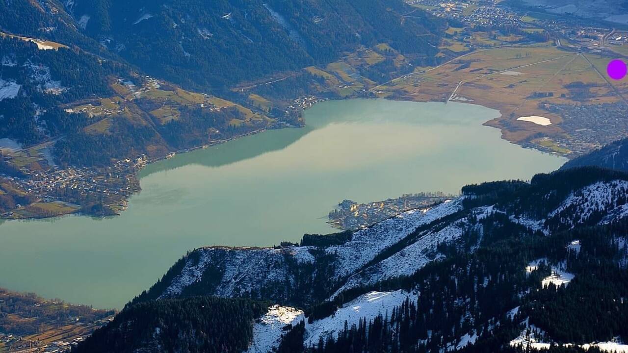 Markiert sind der Flughafen Zell am See (violett) & die Unglücksstelle (rot).  