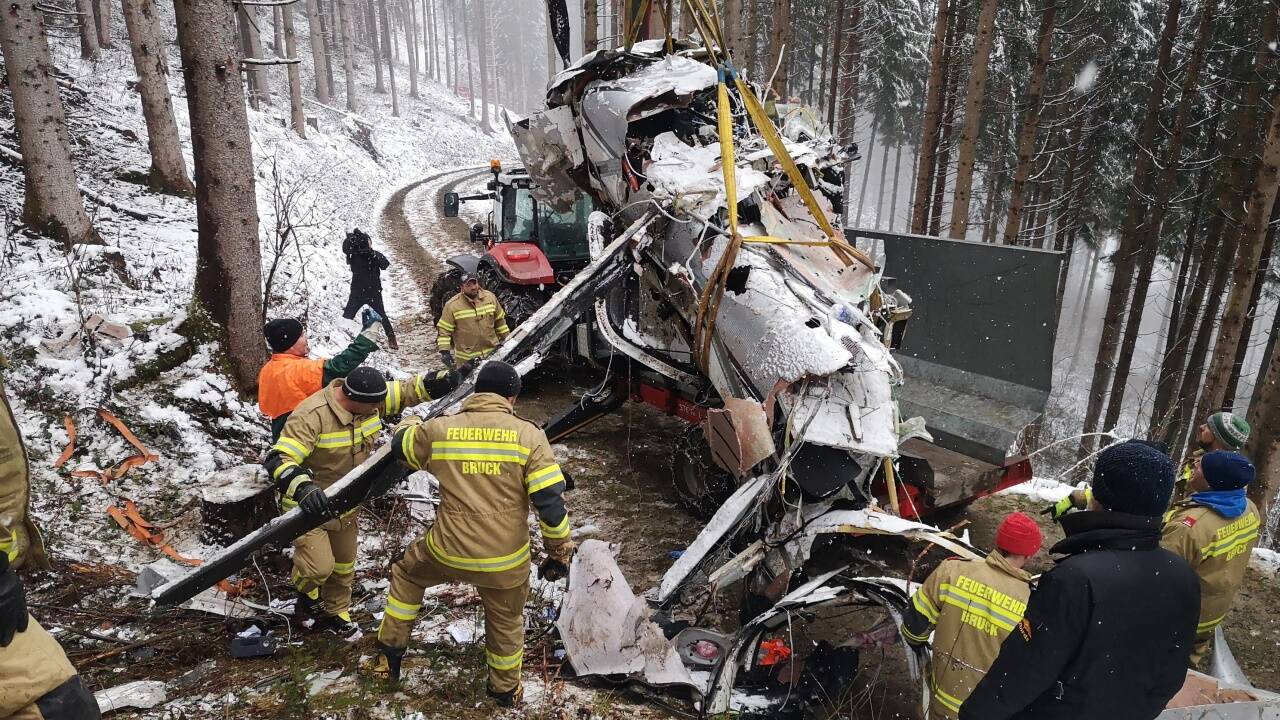 Ein Kleinflugzeug stürzte in Bruck an der Glocknerstraße ab. Am Sonntag barg die Feuerwehr das Unfallwrack. 