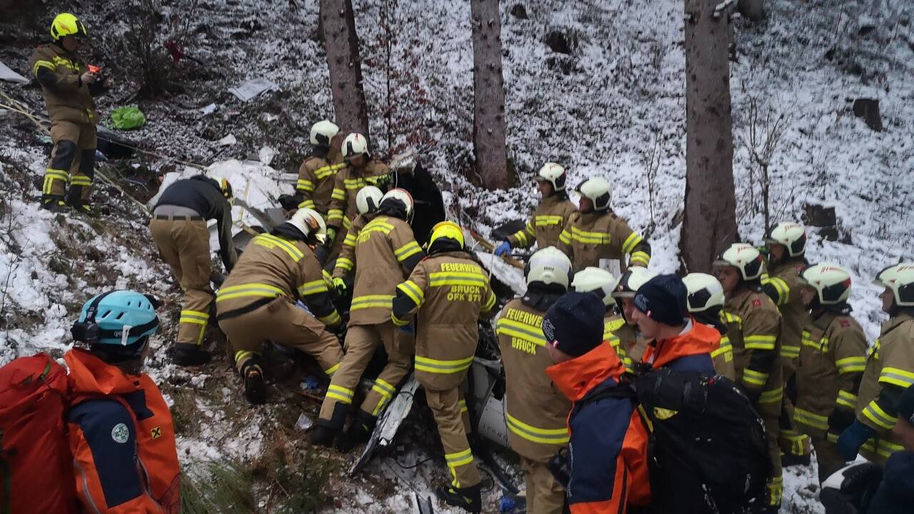 Ein Kleinflugzeug stürzte in Bruck an der Glocknerstraße ab. Am Sonntag barg die Feuerwehr das Unfallwrack. 