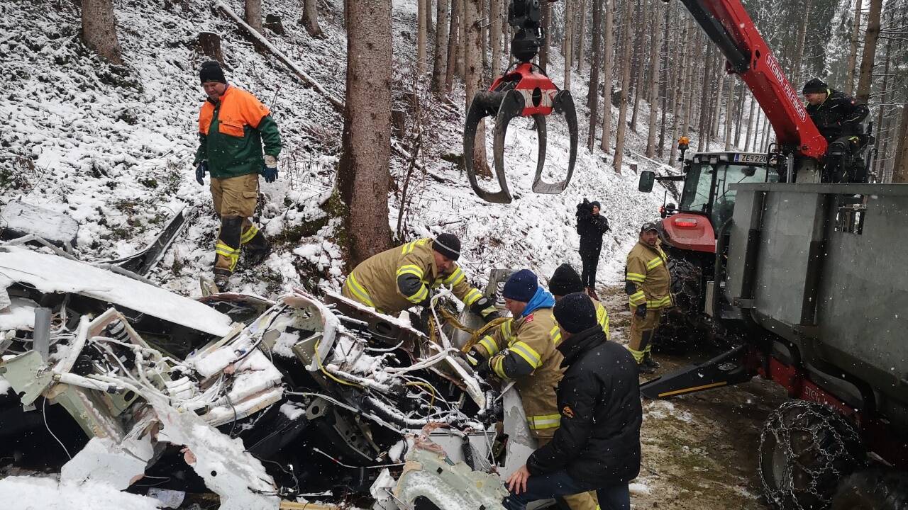Ein Kleinflugzeug stürzte in Bruck an der Glocknerstraße ab. Am Sonntag barg die Feuerwehr das Unfallwrack. 