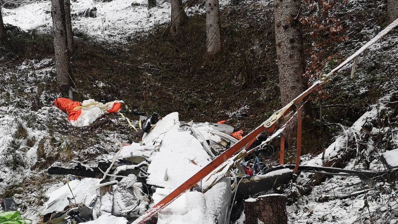 Ein Kleinflugzeug stürzte in Bruck an der Glocknerstraße ab. Am Sonntag barg die Feuerwehr das Unfallwrack. 