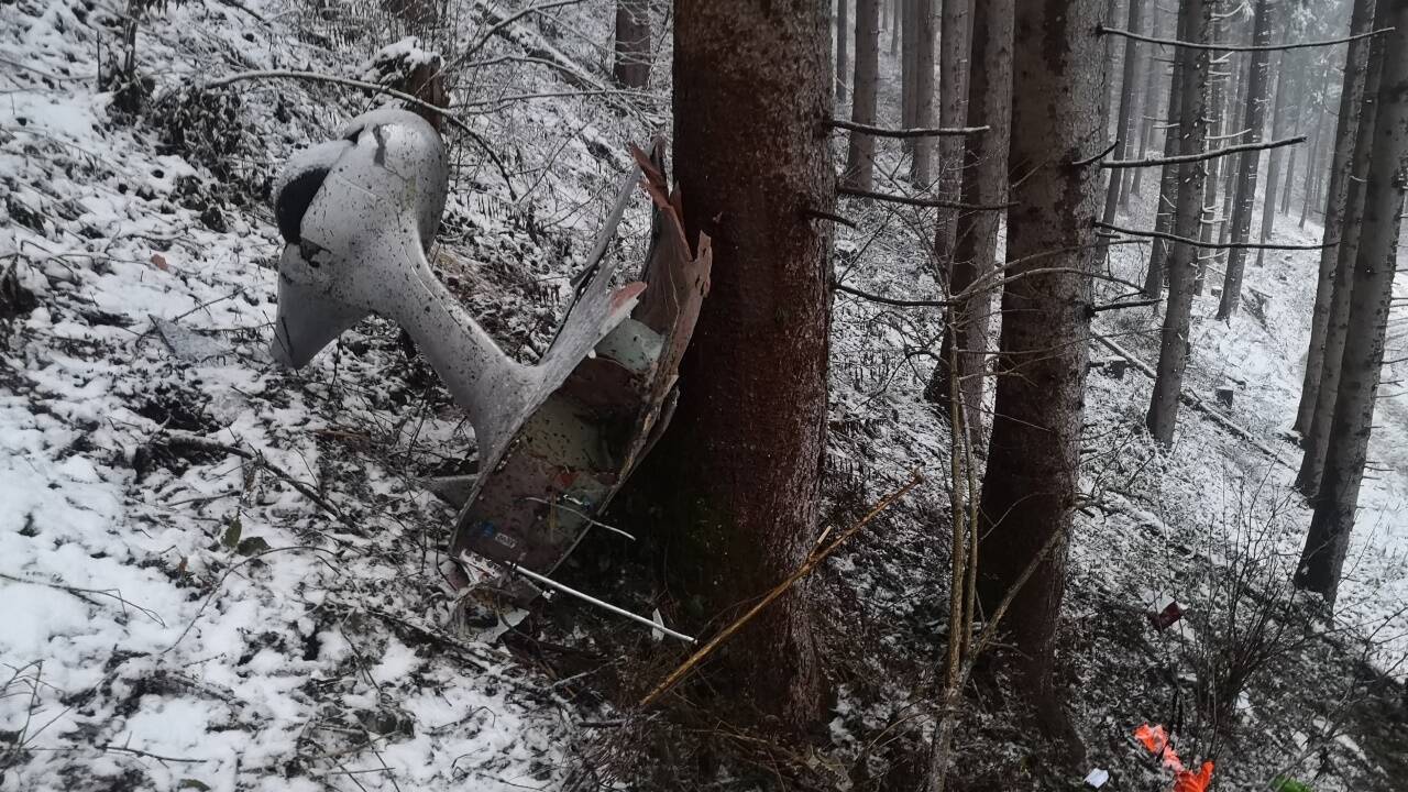 Ein Kleinflugzeug stürzte in Bruck an der Glocknerstraße ab. Am Sonntag barg die Feuerwehr das Unfallwrack. 