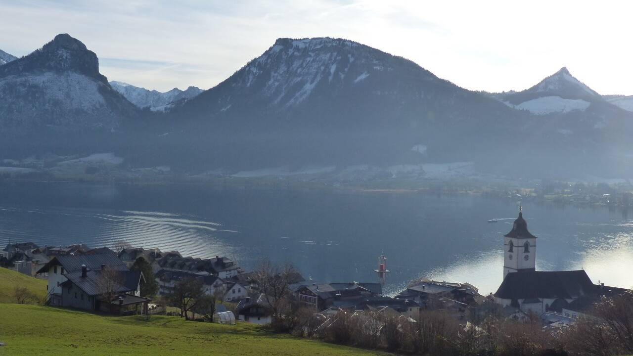 Die Seeniederung und St. Wolfgang in der milden Dezembersonne. Die Seeniederung und St. Wolfgang in der milden Dezembersonne.