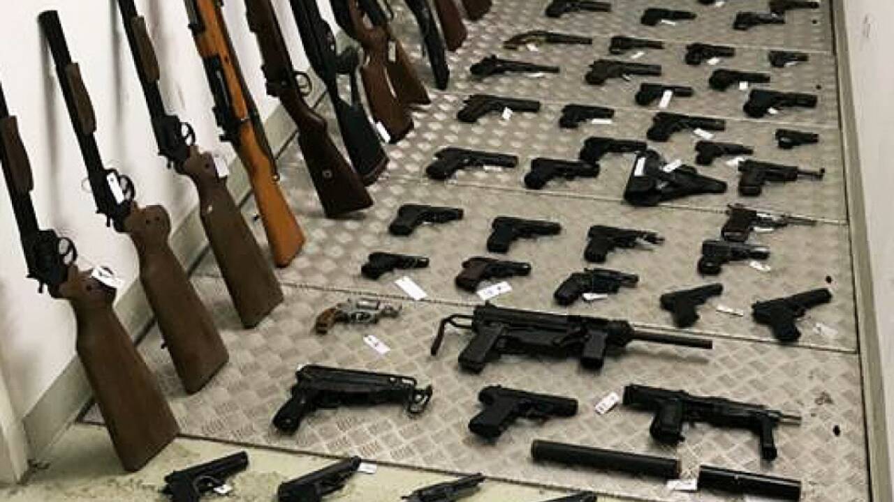 Die Waffen wurden im Zuge mehrerer Durchsuchungen entdeckt 