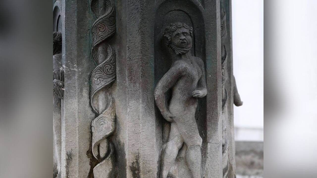 Der „wilde Mann“ auf dem Wolfgangibrunnen in St. Wolfgang, einer von vier Relieffiguren direkt über der Brunnenschale.  