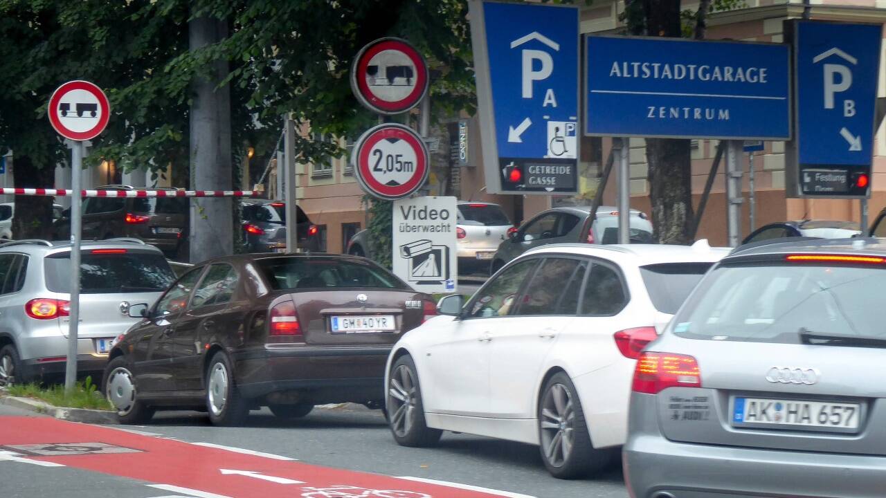 Die Automassen in der Stadt Salzburg stören die Einheimischen mehr als die Touristenmassen.  