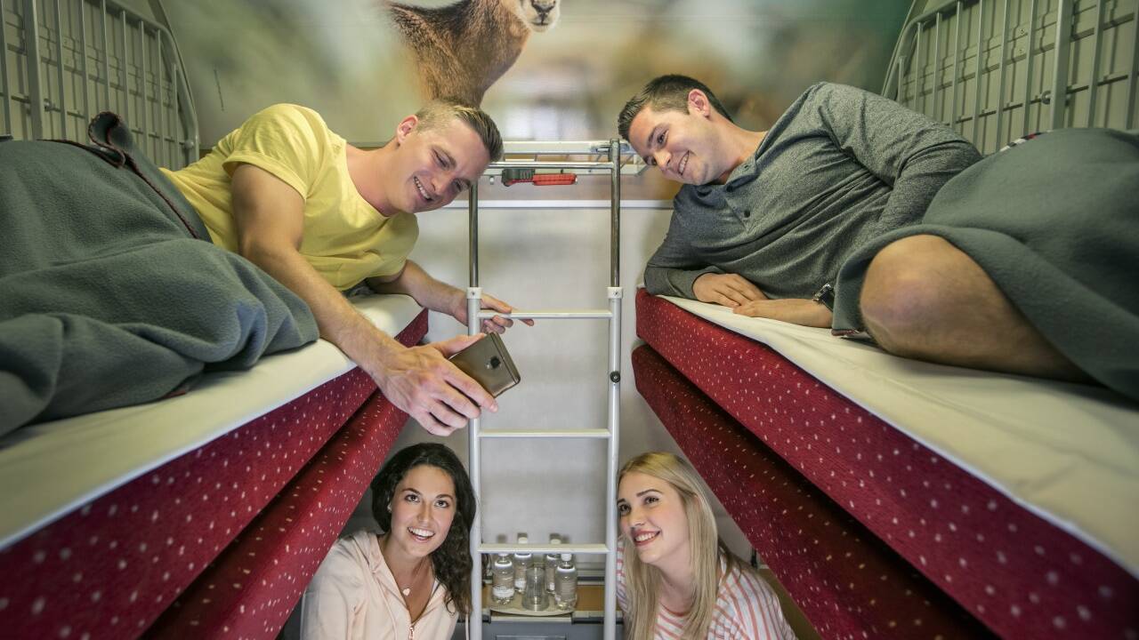 Komfort und alpines Design – ein Liegewagen der ÖBB. Komfort und alpines Design – ein Liegewagen der ÖBB.