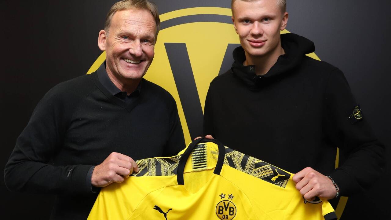 Willkommen im Pott: Erling Haaland wurde von Dortmunds Geschäfstführer Hans-Joachim Watzke begrüßt.  