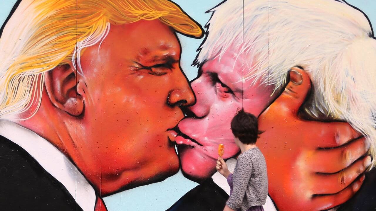 Ein berühmtes Motiv, aber neue Protagonisten: Donald Trump und Boris Johnson auf einem Graffito in Bristol, England.  