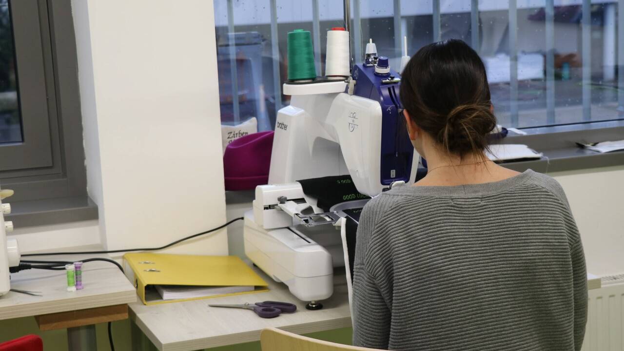 Die Frauen nähen, sticken oder strickn. 