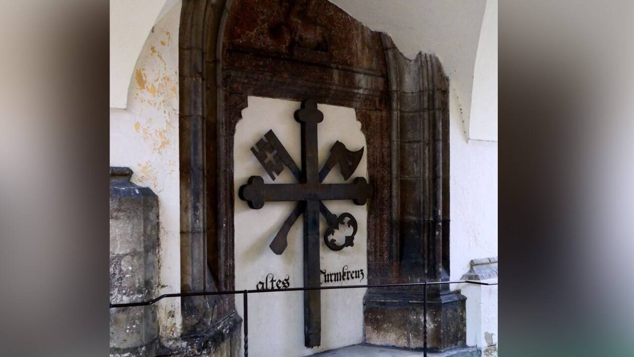Auch das alte Turmkreuz in St. Wolfgang trägt die Hacke als Merkmal des Heiligen Wolfgangs.  