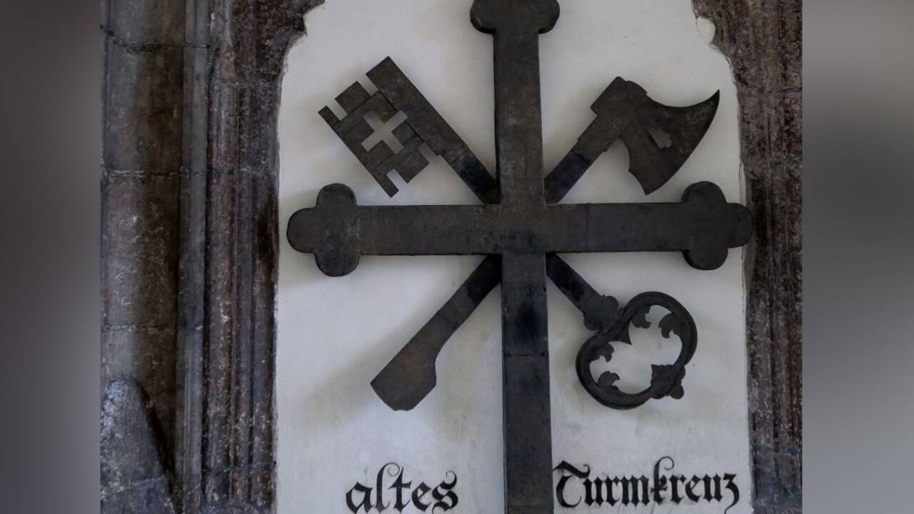 Auffällig: der Schlüssel und die Hacke.  