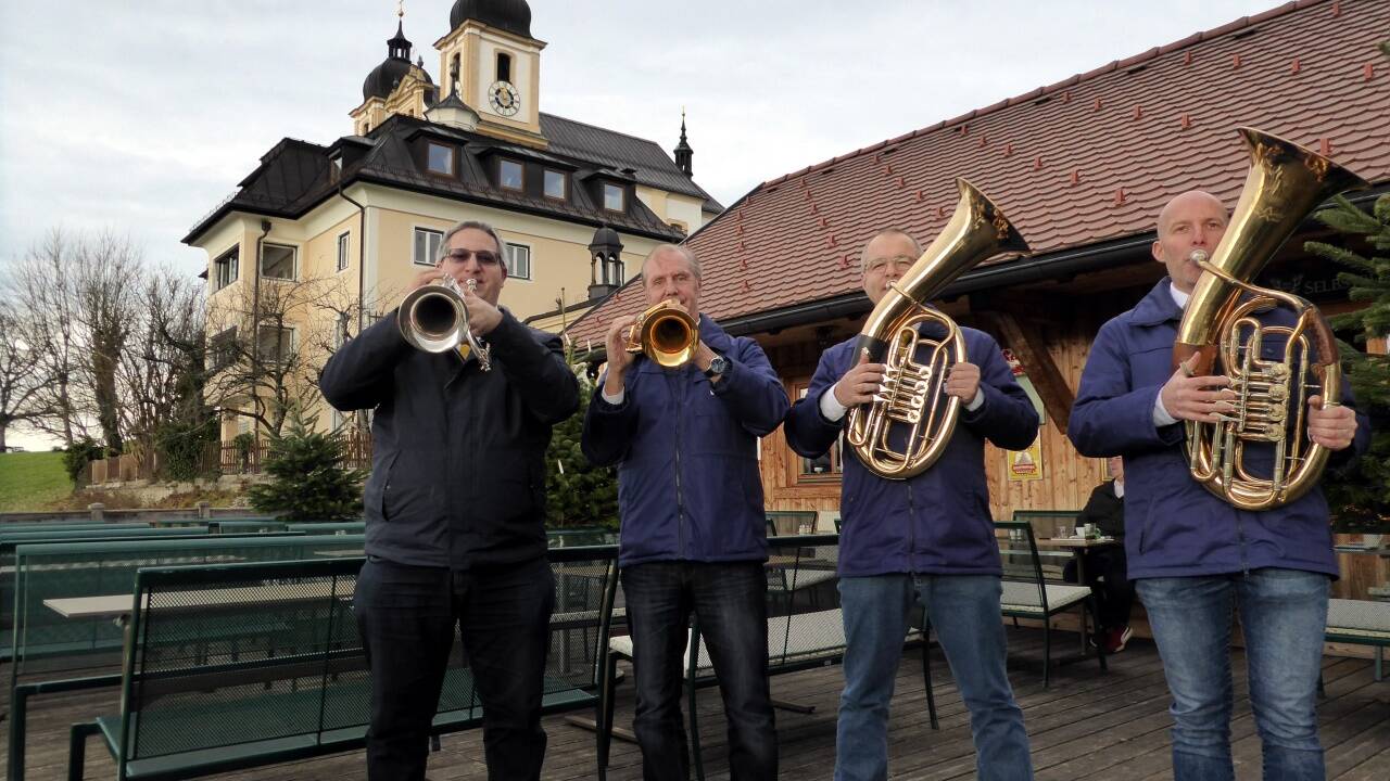 Vor dem Ansitz in Maria Plain. Die Bläser der Postmusik geben den Ton an. Im Bild: Josef Schachl, Ludwig Deopito, Josef Harl und Reinhard Lettner. Vor dem Ansitz in Maria Plain. Die Bläser der Postmusik geben den Ton an. Im Bild: Josef Schachl, Ludwig Deopito, Josef Harl und Reinhard Lettner.