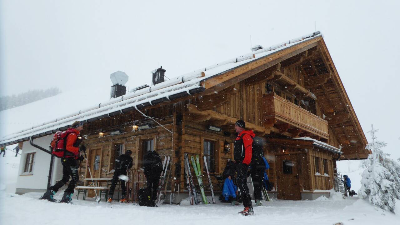 Zwischenstopp mit Aufwärmgarantie in der neuen Enzianhütte am Trattberg. Zwischenstopp mit Aufwärmgarantie in der neuen Enzianhütte am Trattberg.