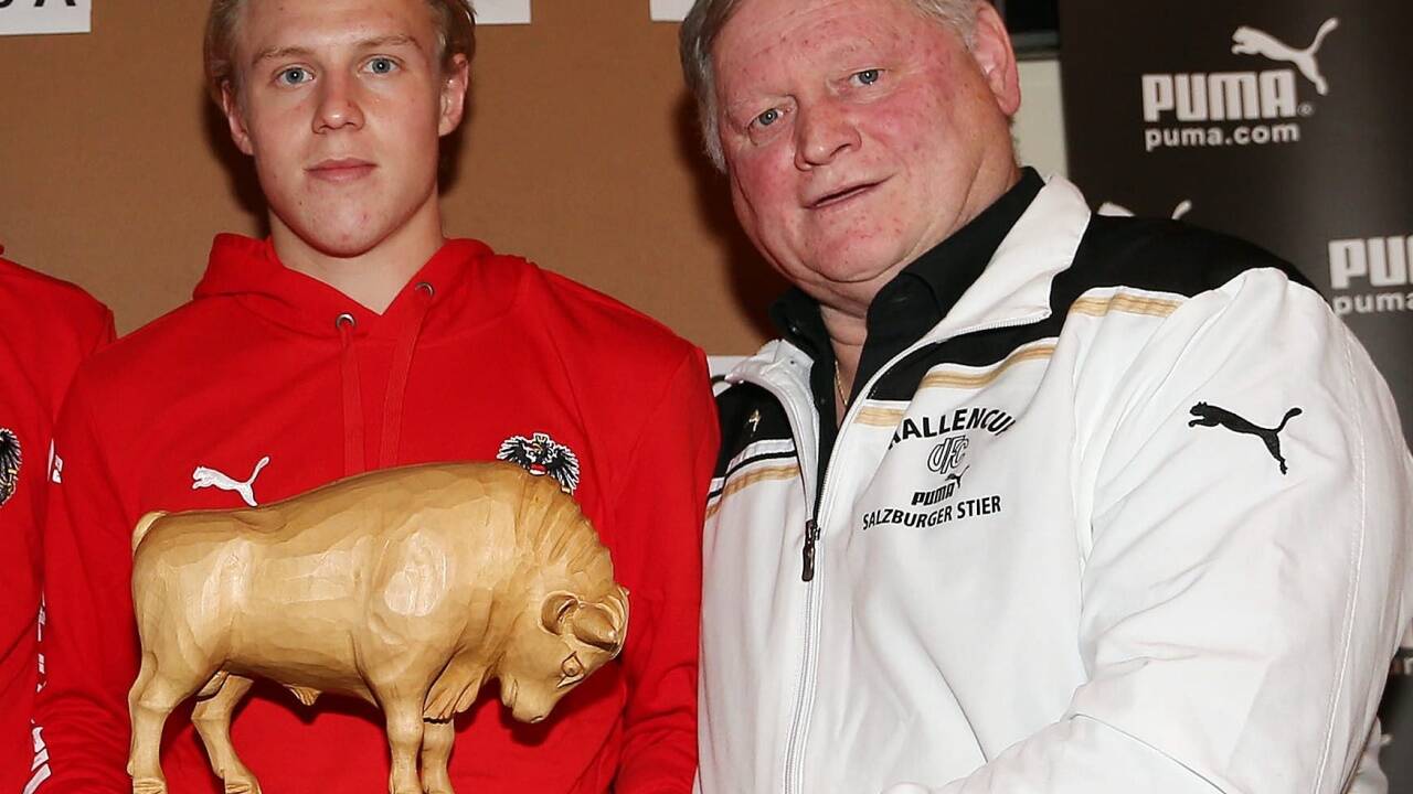 Thomas Selner (rechts) lockt auch immer wieder bekannte Gesichter wie Xaver Schlager zum Stier.  Thomas Selner (rechts) lockt auch immer wieder bekannte Gesichter wie Xaver Schlager zum Stier.