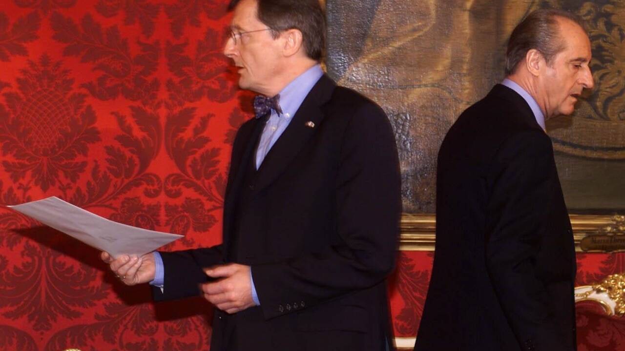 Jahr 2000: Thomas Klestil gelobt Wolfgang Schüssel widerwillig zum Bundeskanzler an. 