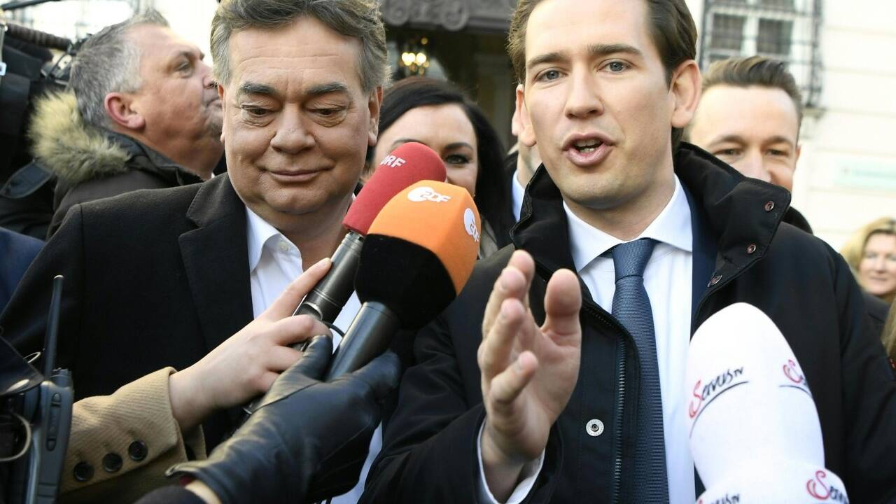 Einer ohne Schlips: Vizekanzler Werner Kogler und Bundeskanzler Sebastian Kurz auf dem Weg zur Angelobung. 